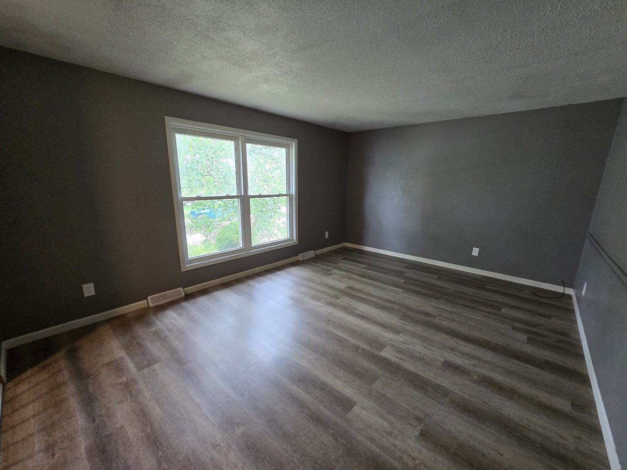 1242 Edgewood Dr #1 - Photo 4 of 33