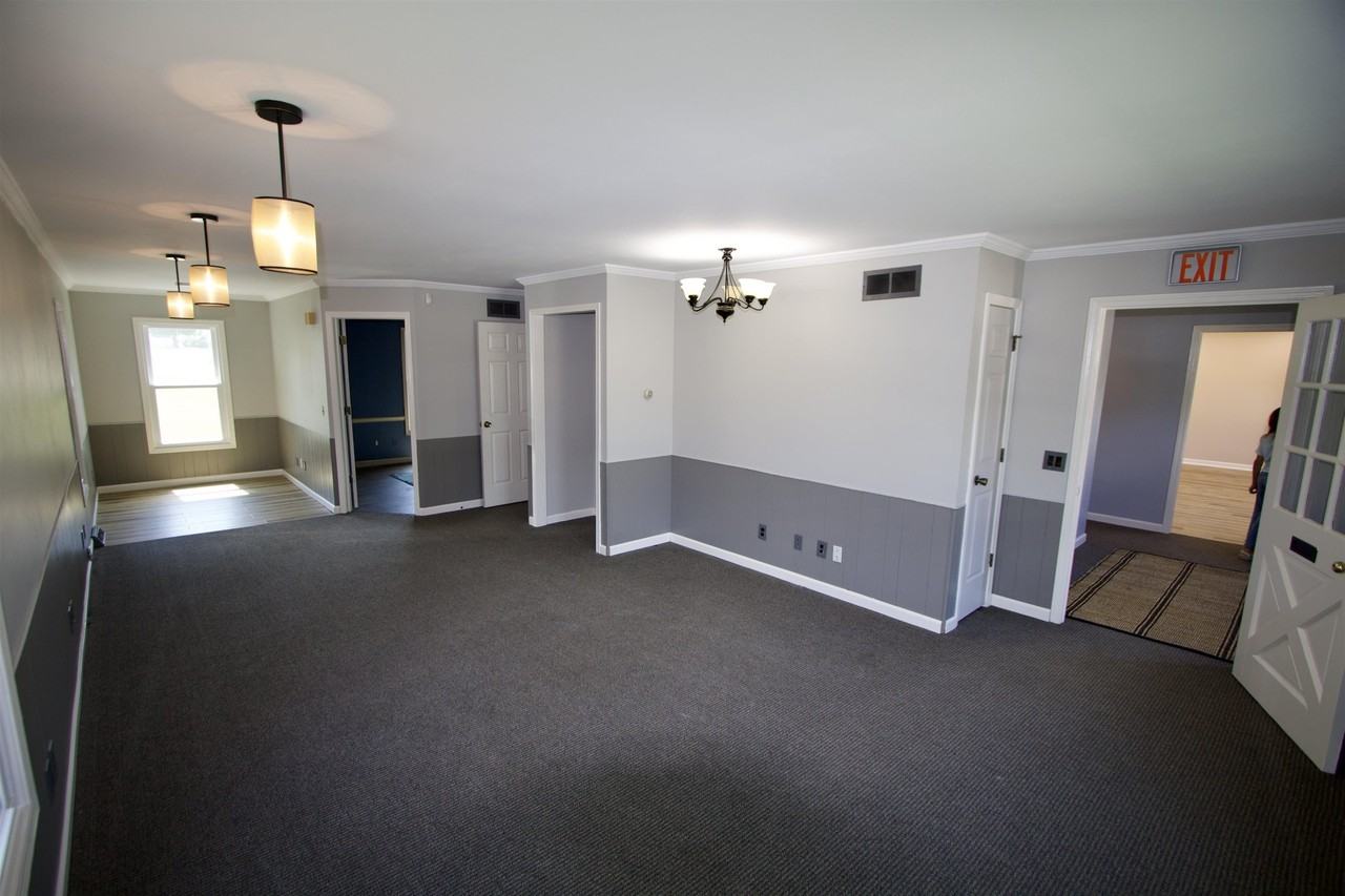 123 N Jackson St - Photo 3 of 24