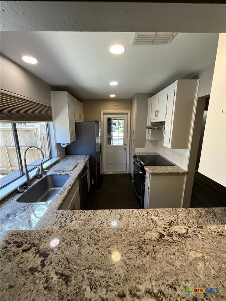 519 Rattan Dr - Photo 4 of 31