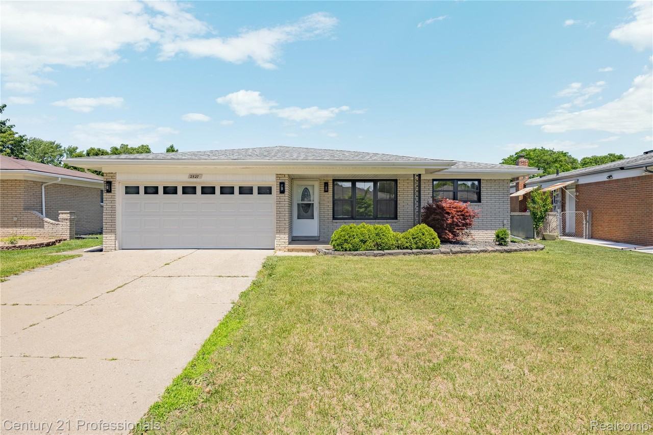 2527 Nadine Dr - Photo 2 of 44