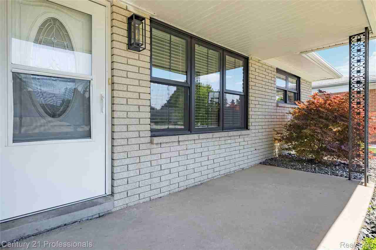 2527 Nadine Dr - Photo 3 of 44