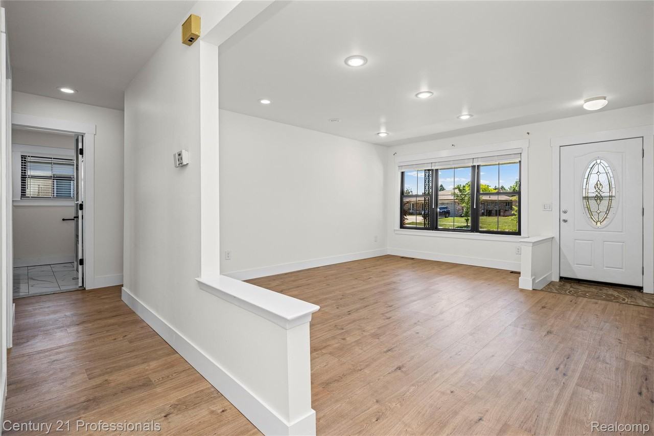 2527 Nadine Dr - Photo 4 of 44