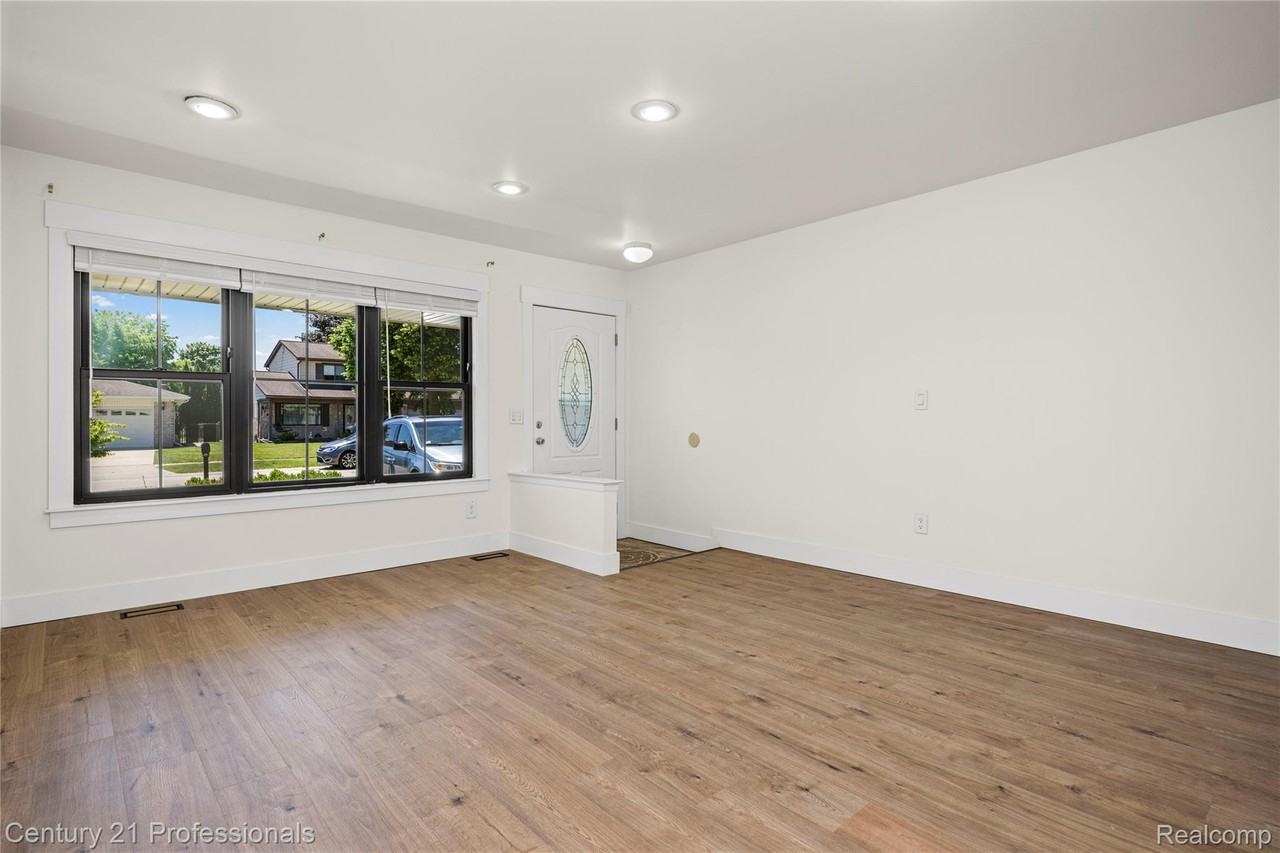 2527 Nadine Dr - Photo 6 of 44