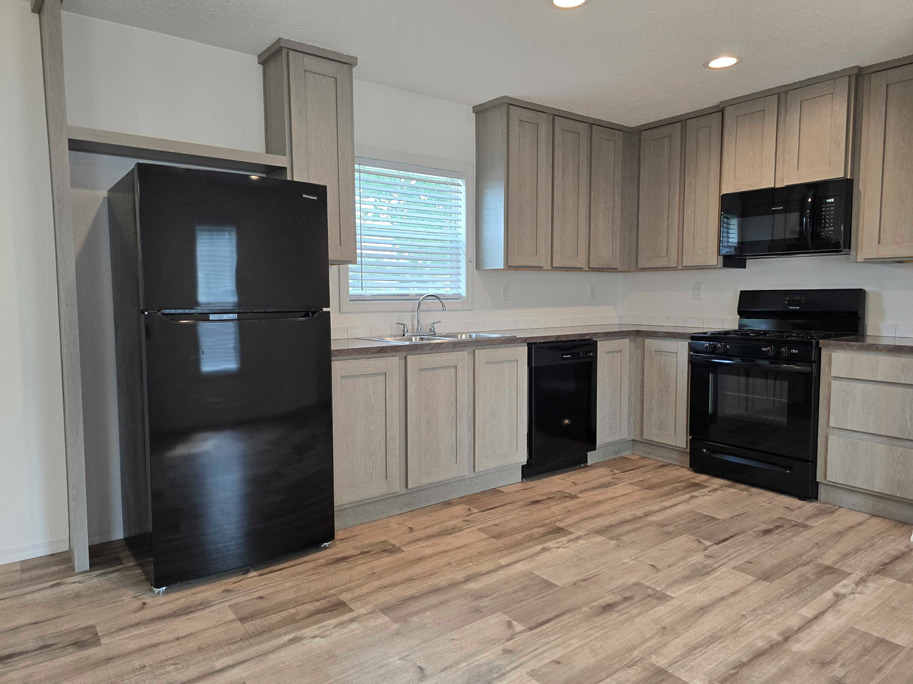 323 Bedford Blvd #323B - Photo 4 of 22