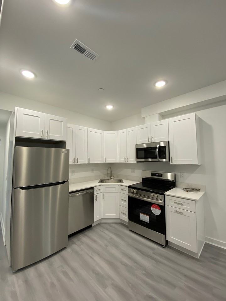 624 N 38th St #2 - Photo 3 of 9