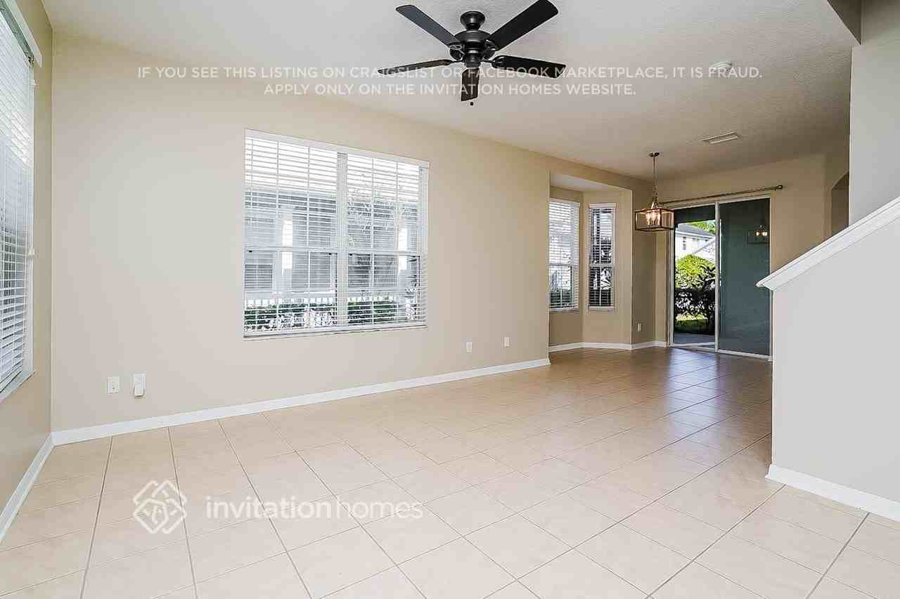 20057 Heritage Point Dr - Photo 3 of 16