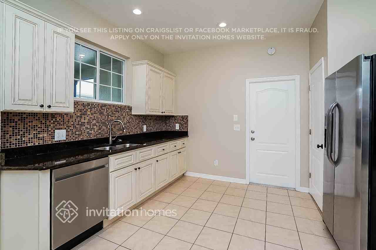20057 Heritage Point Dr - Photo 6 of 16