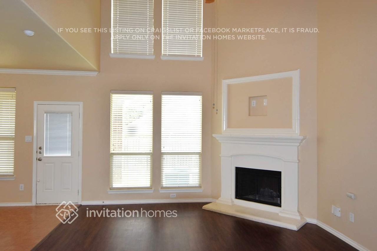 2245 Whitney Dr - Photo 2 of 15