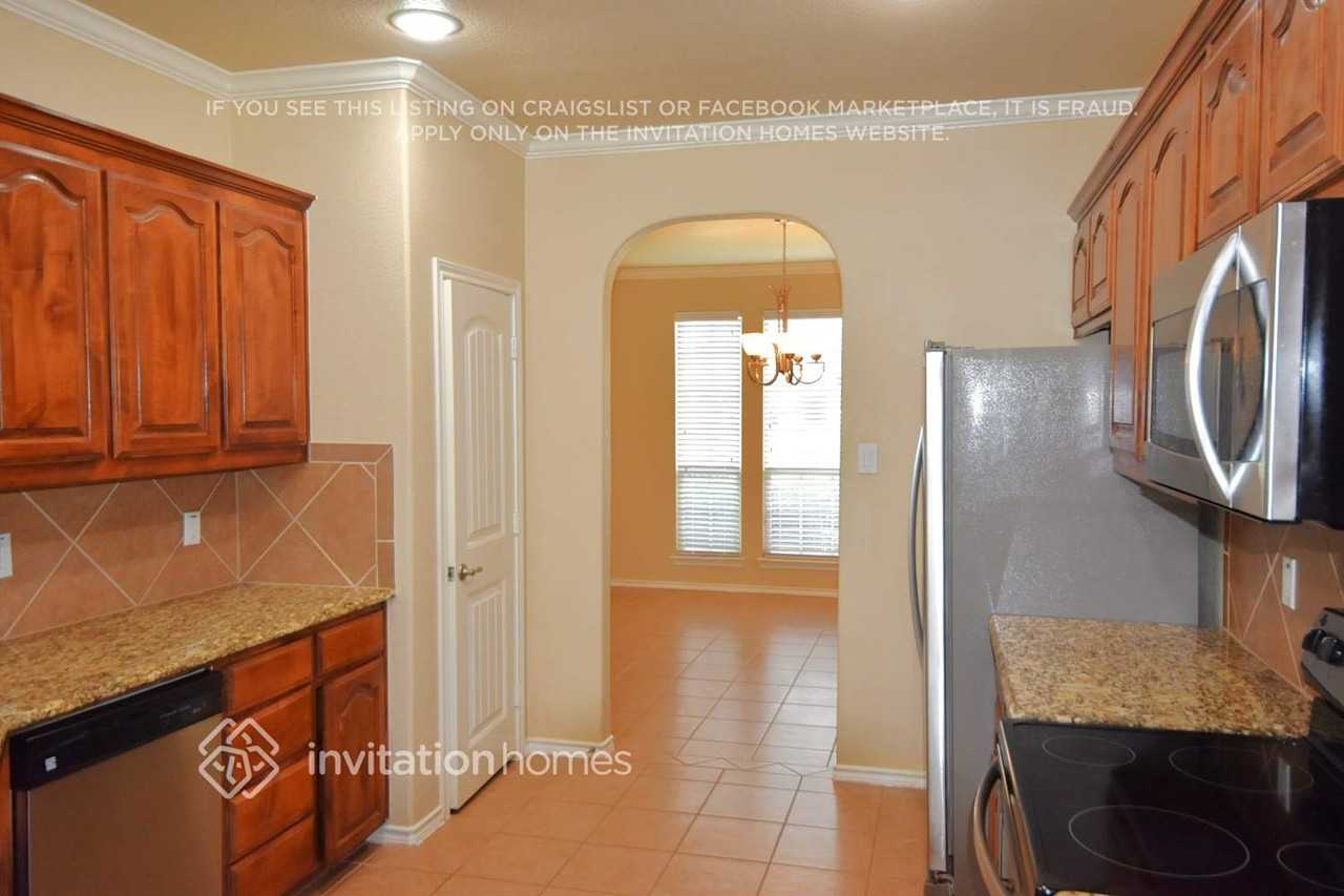 2245 Whitney Dr - Photo 5 of 15