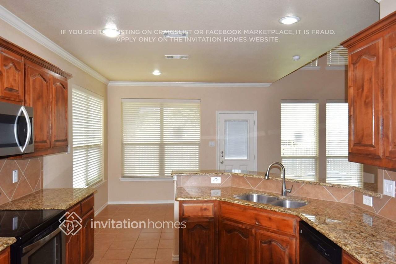 2245 Whitney Dr - Photo 6 of 15