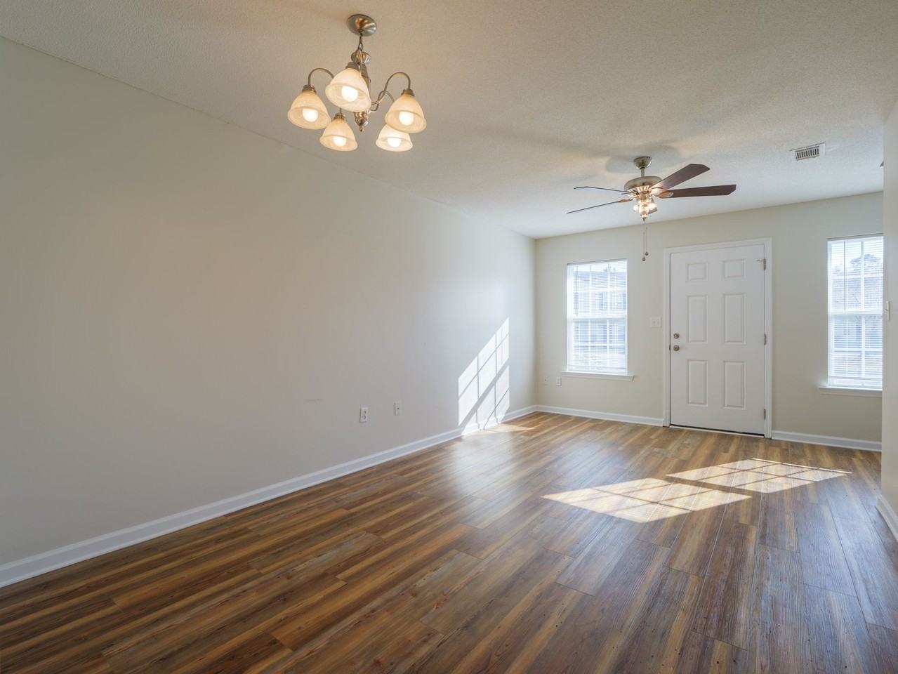 Beautiful 2bedroom 2.5 bath Townhome - Photo 4 of 10