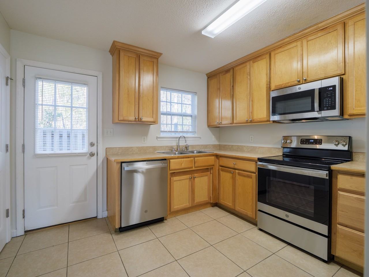 Beautiful 2bedroom 2.5 bath Townhome - Photo 5 of 10