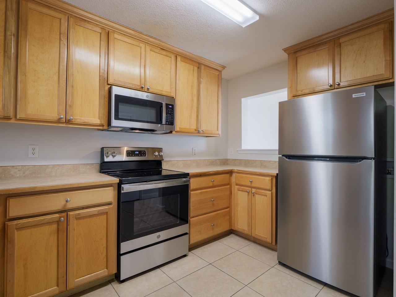 Beautiful 2bedroom 2.5 bath Townhome - Photo 6 of 10