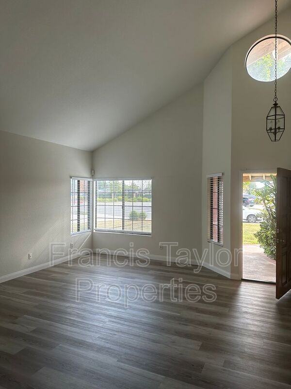 954 Cornwell Ct - Photo 4 of 17