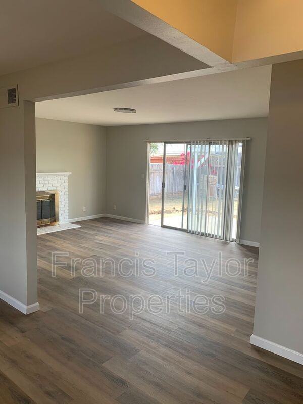 909 Daisy St - Photo 3 of 7