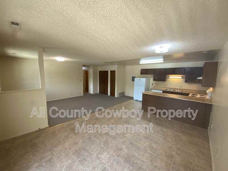 1314 E Gibbon St #E13 - Photo 2 of 11
