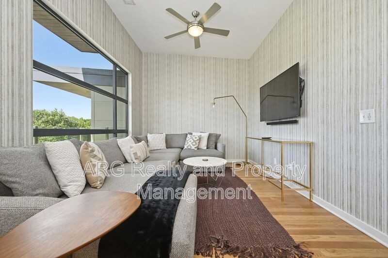 472 Martin St Se - Photo 2 of 16