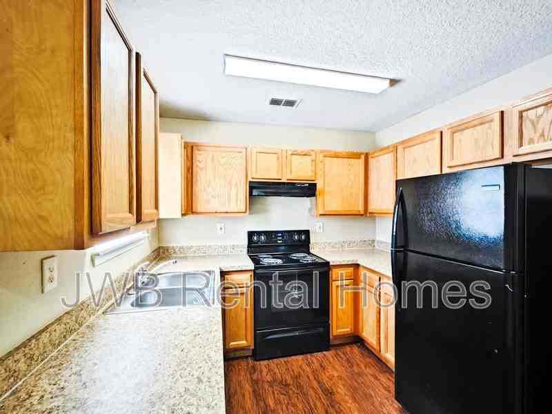 1520 W 27th St - Photo 2 of 11