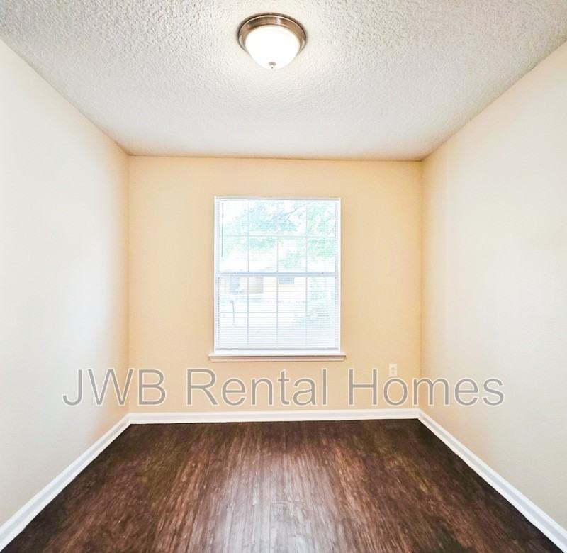 1520 W 27th St - Photo 4 of 11
