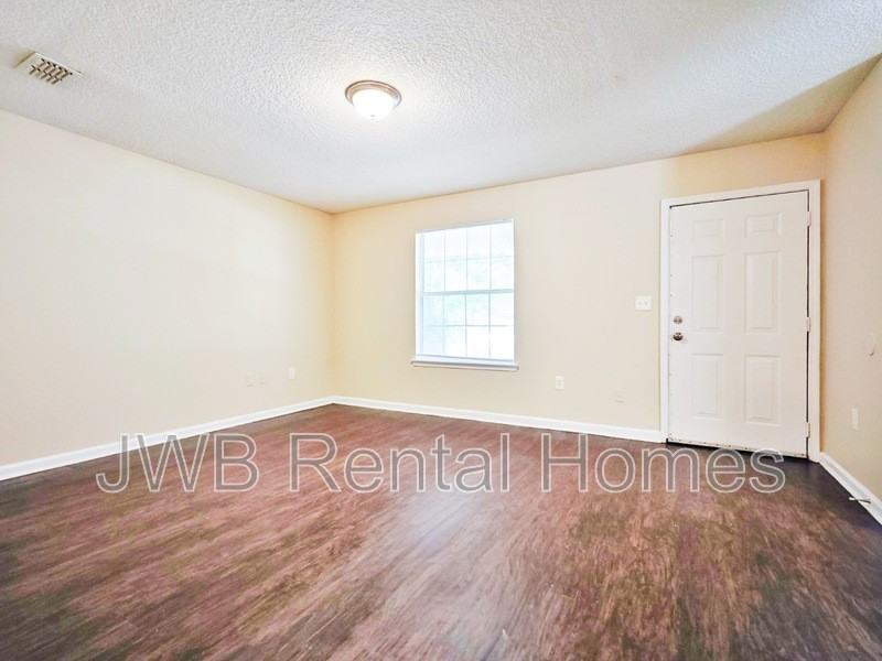 1520 W 27th St - Photo 6 of 11