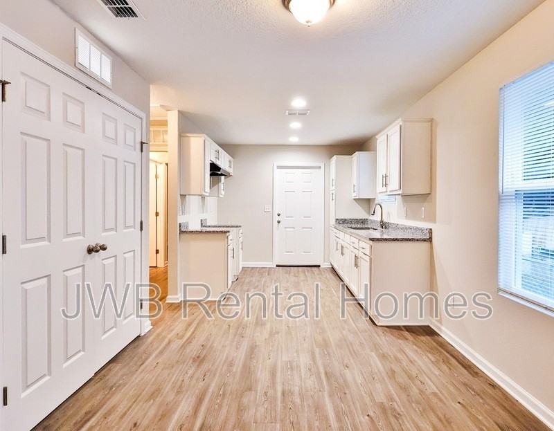 1427 W 23rd St - Photo 4 of 11