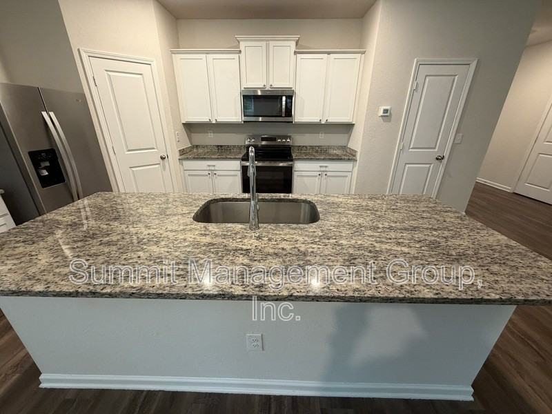 219 Limestone Cir - Photo 7 of 38