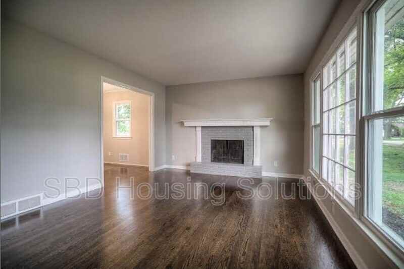 610 E 110th Ter - Photo 2 of 8