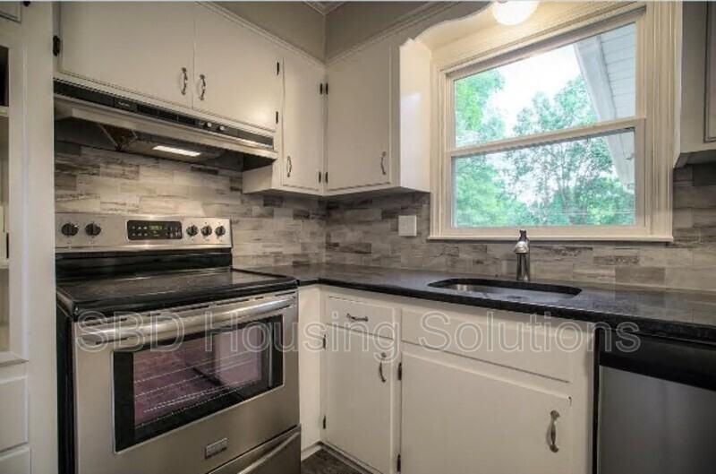 610 E 110th Ter - Photo 3 of 8