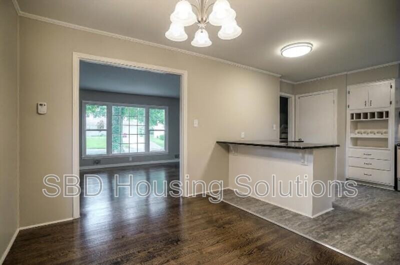 610 E 110th Ter - Photo 4 of 8