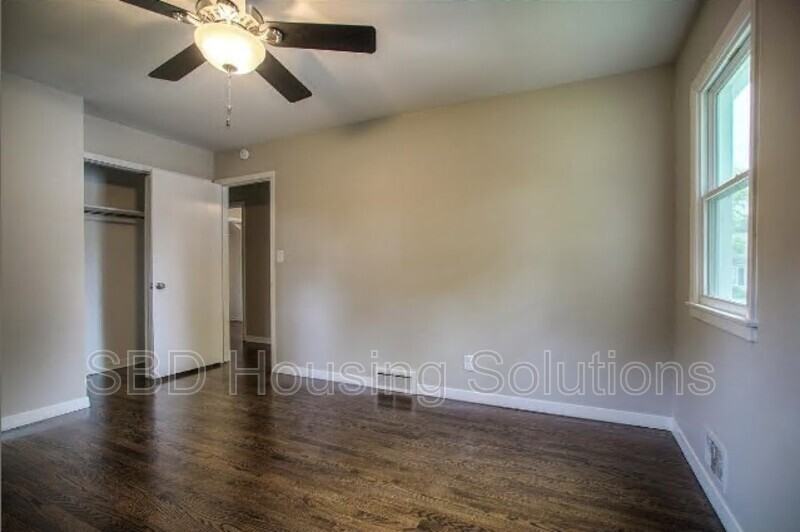 610 E 110th Ter - Photo 6 of 8