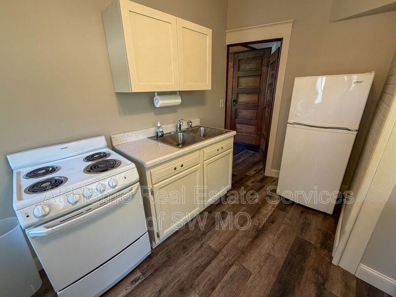 839 S Broadway Ave #B - Photo 2 of 8