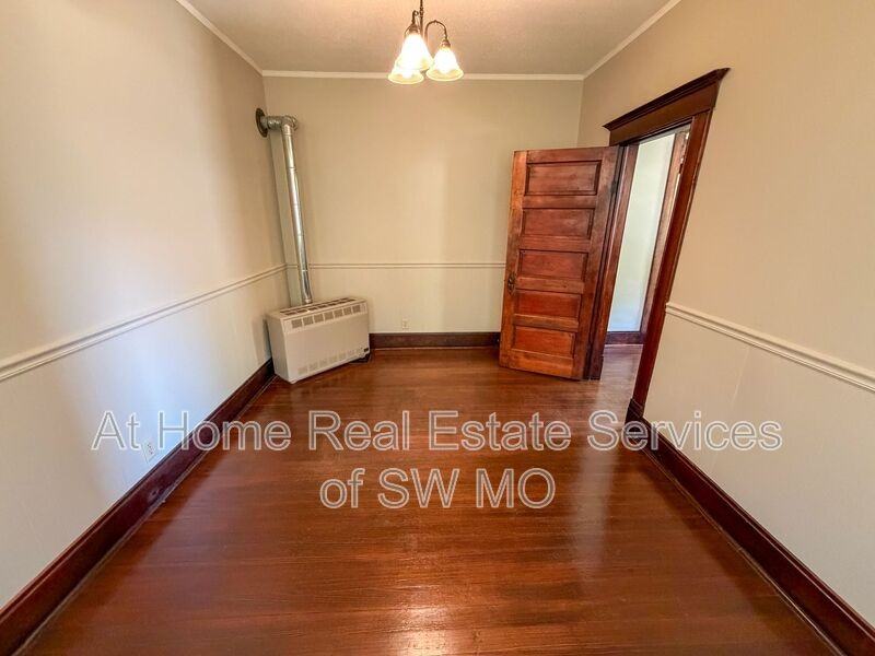 839 S Broadway Ave #B - Photo 3 of 8