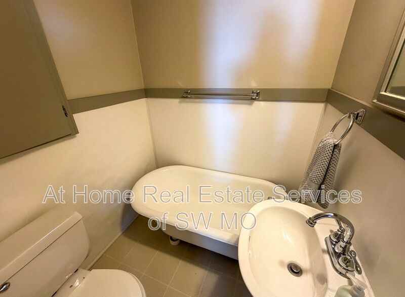 839 S Broadway Ave #B - Photo 5 of 8