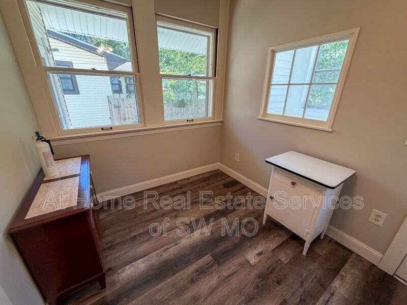 839 S Broadway Ave #B - Photo 6 of 8