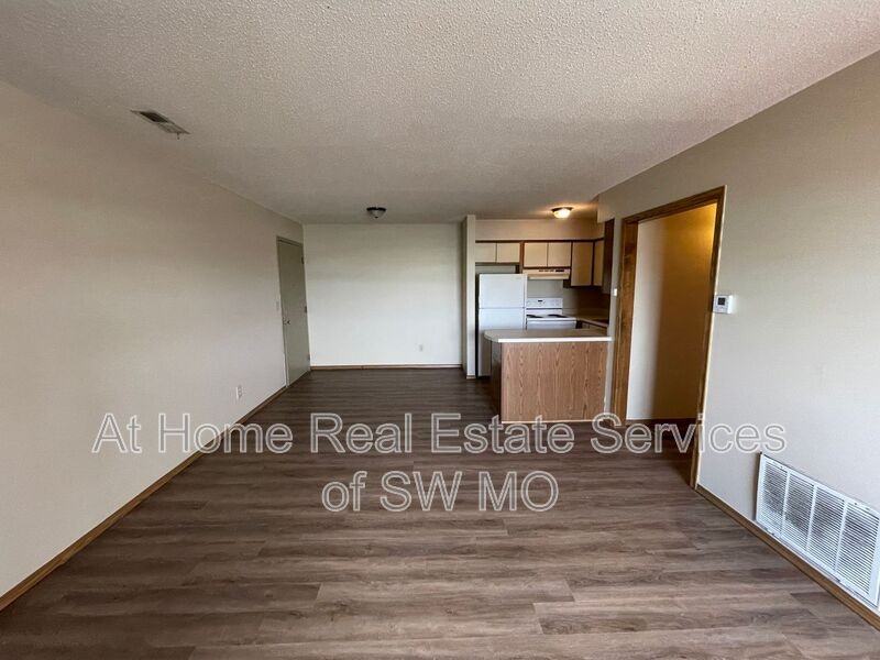2856 S Rogers Ave #11 - Photo 3 of 6
