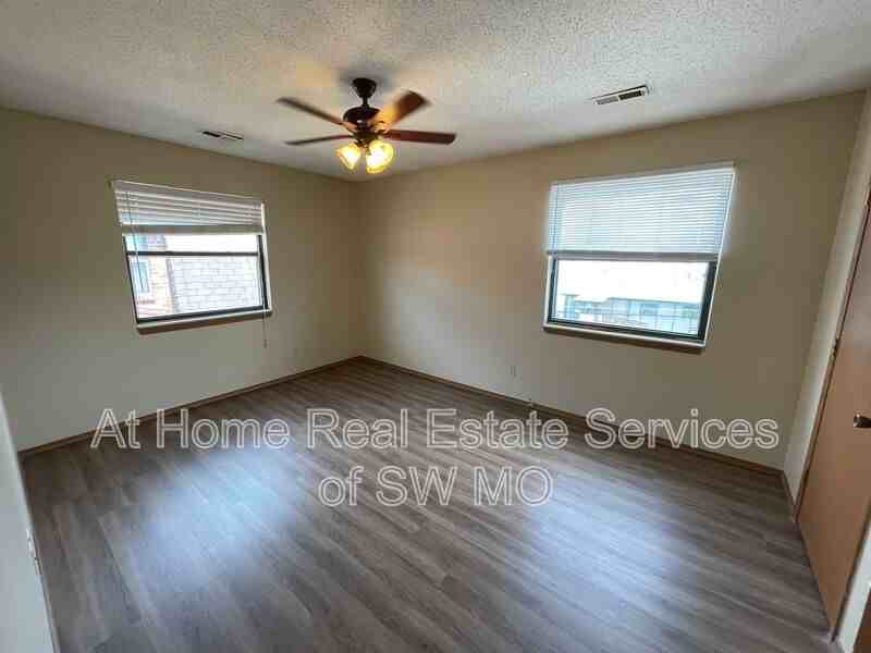 2856 S Rogers Ave #11 - Photo 4 of 6