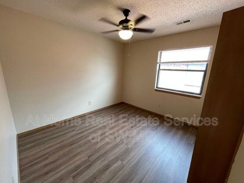 2856 S Rogers Ave #11 - Photo 5 of 6