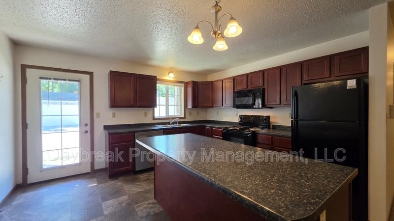317 16th St S - Photo 4 of 24
