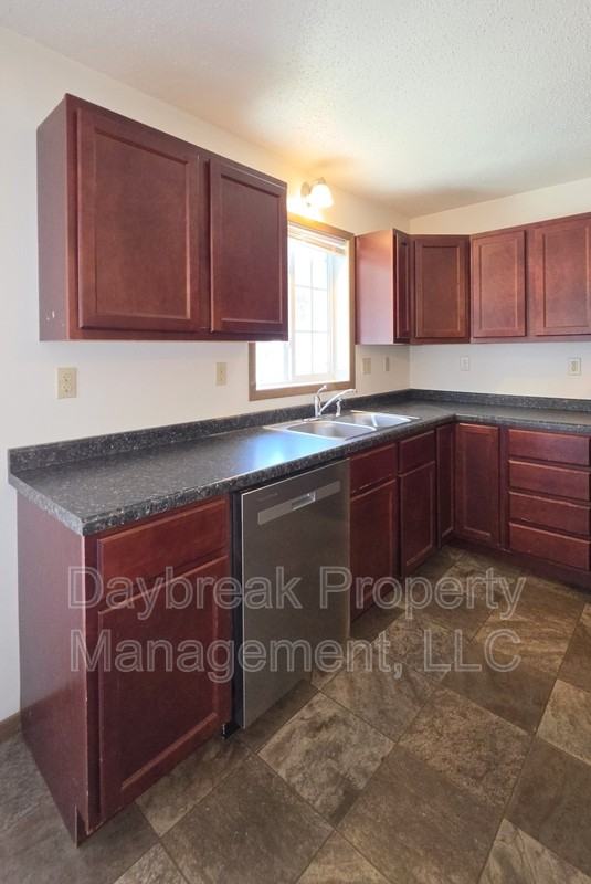 317 16th St S - Photo 5 of 24