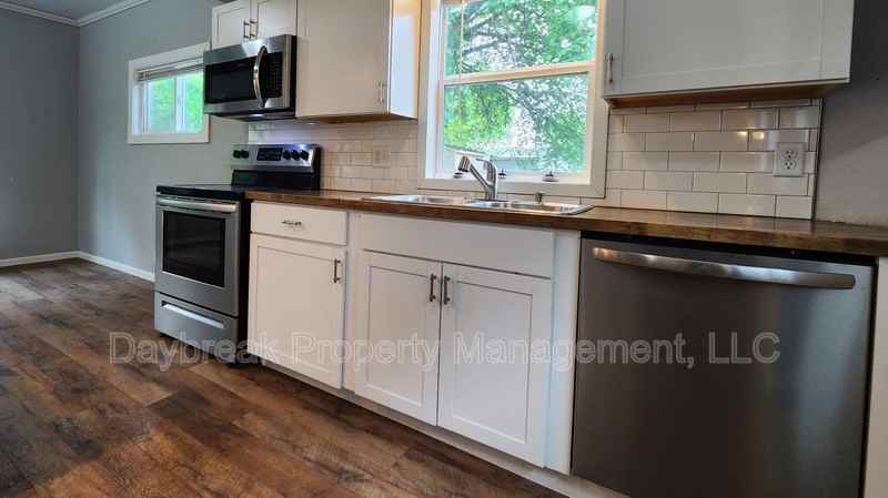 1242 10th St N - Photo 2 of 16