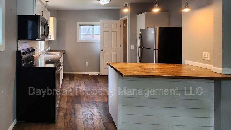 1242 10th St N - Photo 3 of 16