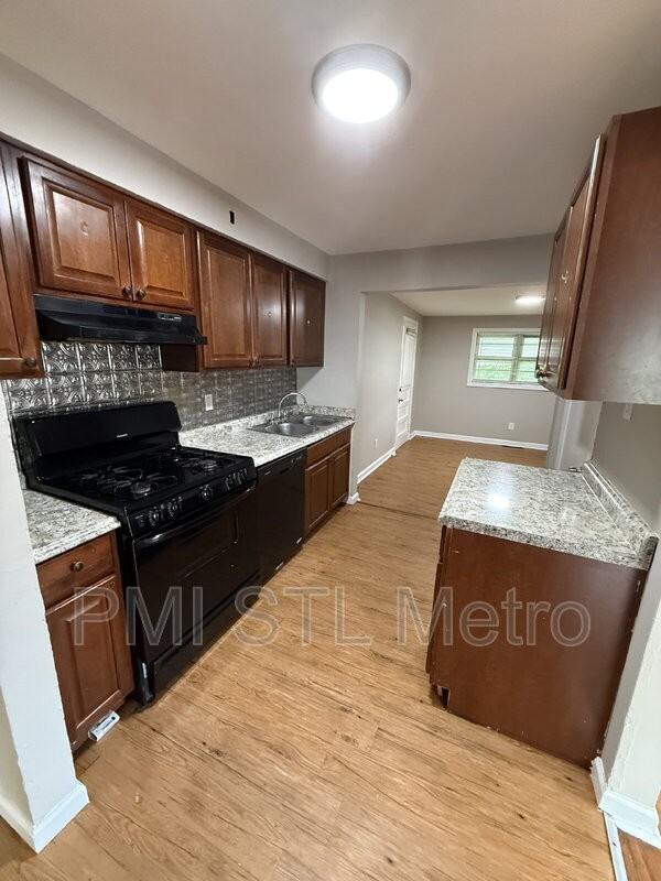 10235 Cabot Dr - Photo 7 of 13
