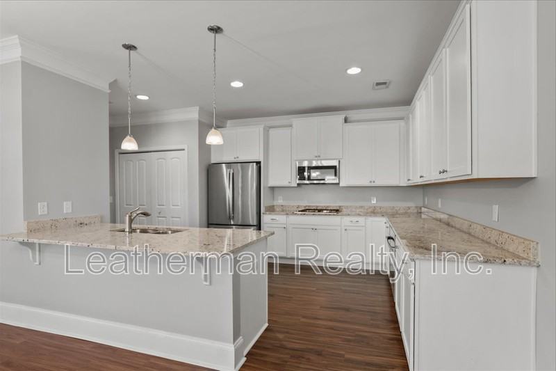 408 Senate St - Photo 6 of 12