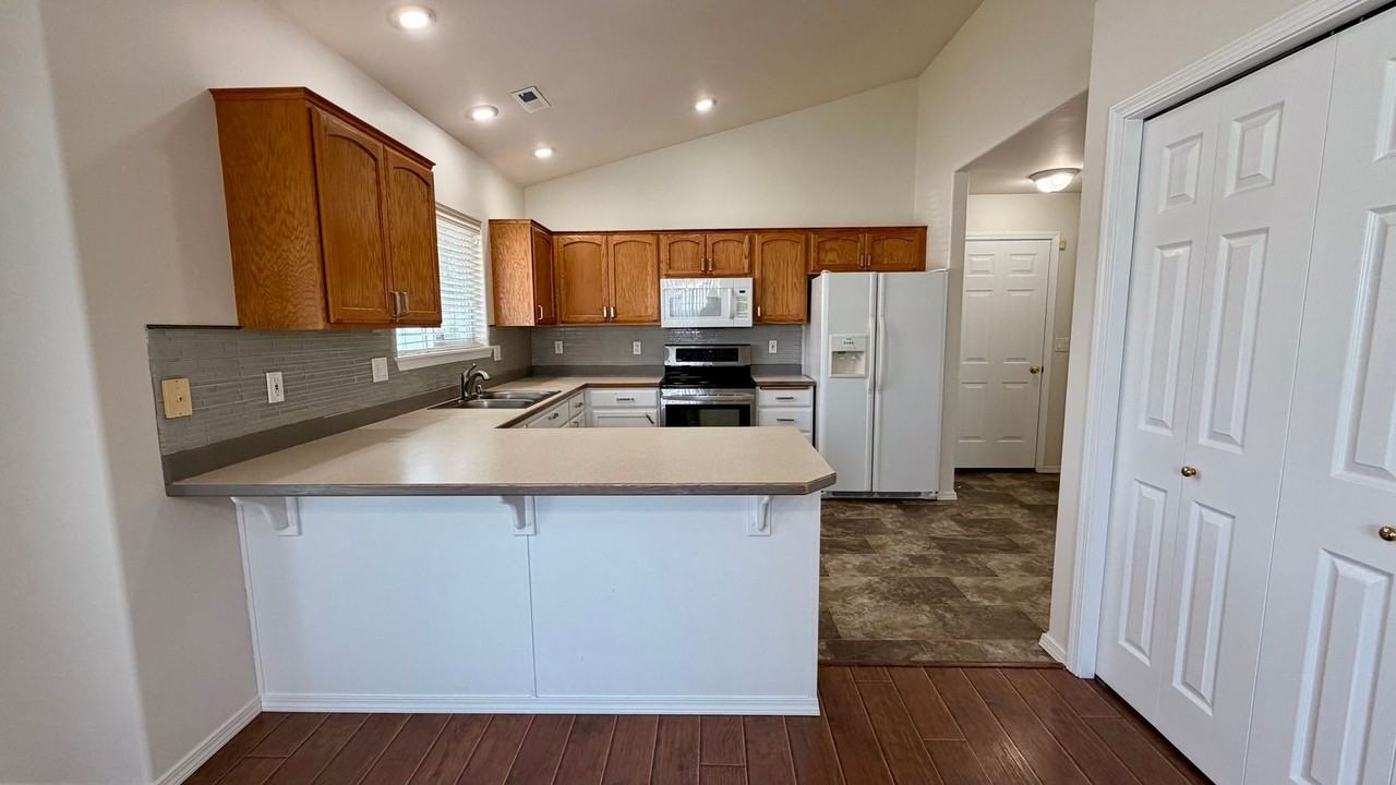 2421 S Arthur Ct - Photo 7 of 18