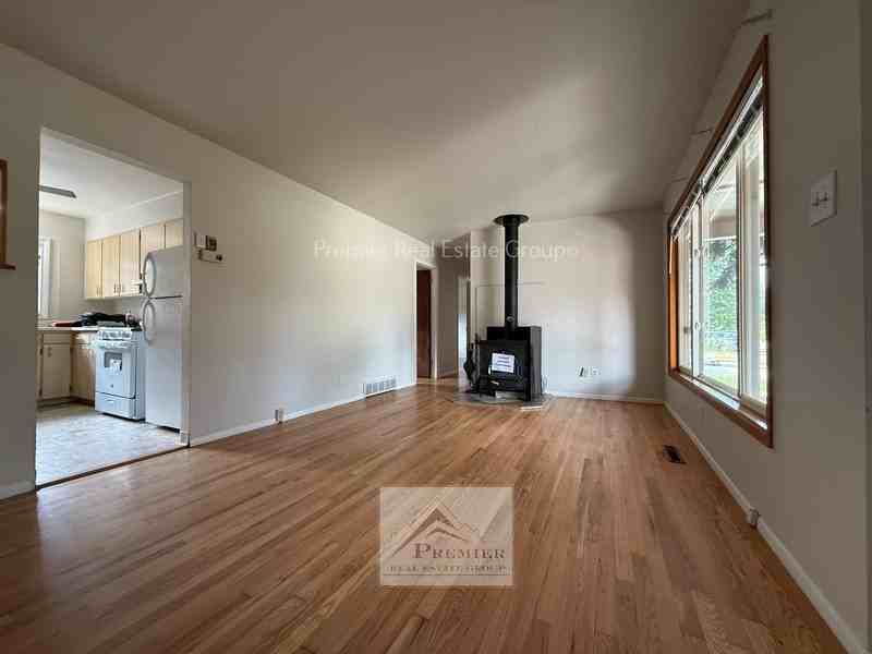 109 Jasper Dr - Photo 2 of 9