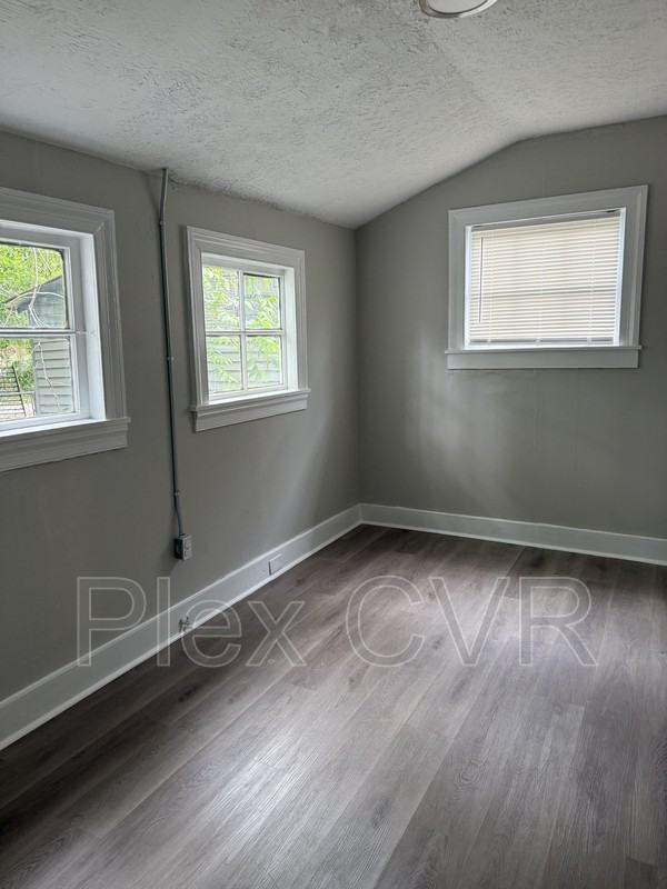 2921 12th Ave - Photo 5 of 9