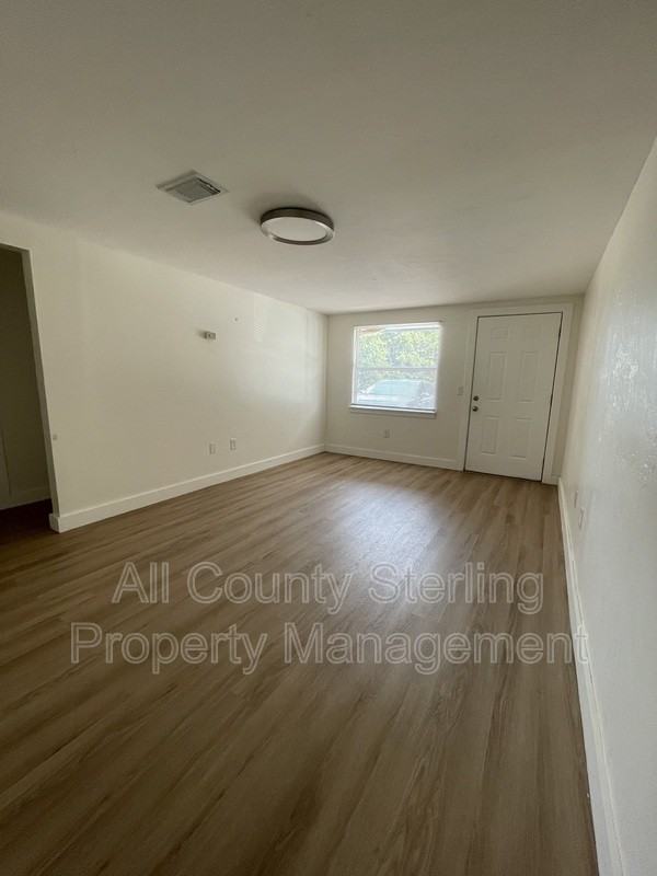 201 Se Beech St #104 - Photo 3 of 9