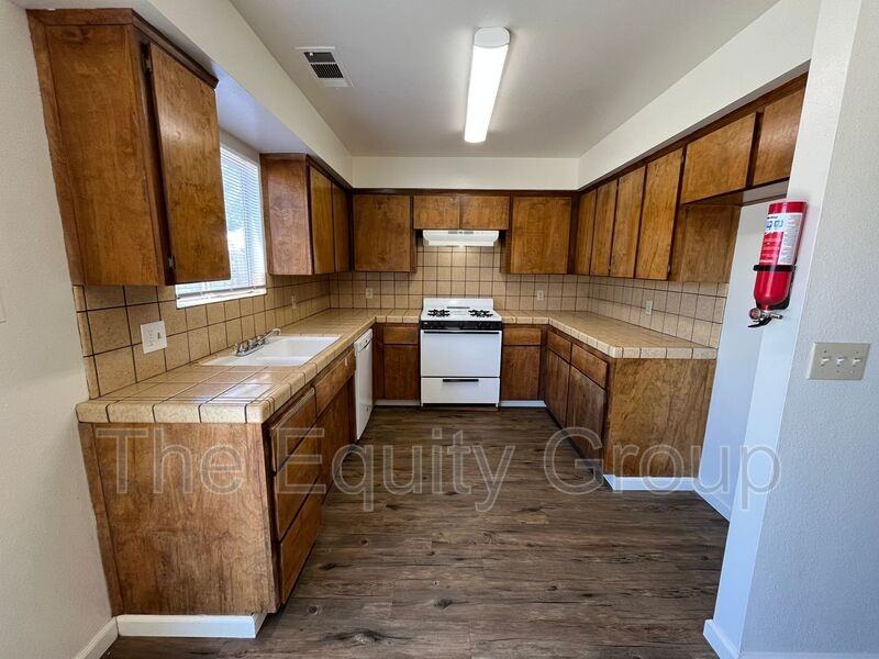 859 W Mulberry Ave - Photo 4 of 13
