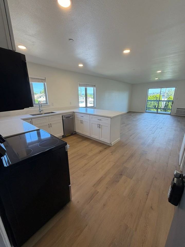 309 West C Street - Photo 7 of 28