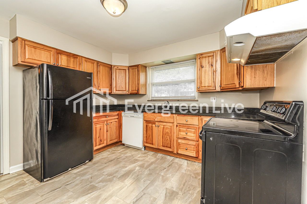2930 Hazelwood Ave - Photo 6 of 15